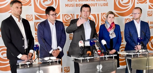 Lídři ČSSD v čele s předsedou strany Janem Hamáčkem (uprostřed) na tiskové konferenci, kde oznámili jména ministrů.