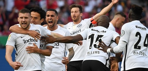 Velké překvapení! Frankfurt ve finále poháru porazil Bayern.