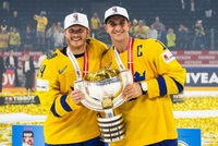 Hokejisté Švédska obhájili na mistrovství světa v Dánsku loňský triumf, když po nájezdech porazili výběr Švýcarska.