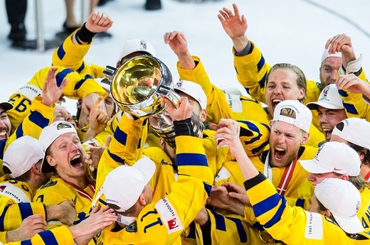 Švédští hokejisté se radují z obhajoby mistrovského titulu.