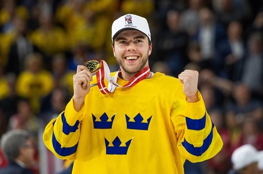 Sedmadvacetiletý útočník Magnus Paajarvi si užívá zisk zlaté medaile.