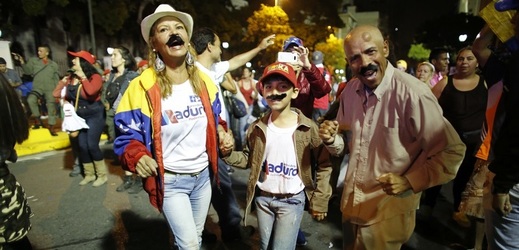 Lidé v ulicích slaví vítězství Nicoláse Madura v prezidentských volbách.