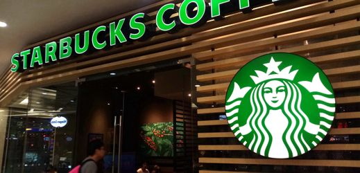 Odteď mohou v USA využívat prostory Starbucksu i ti, kdo si v kavárně nic nekoupí.