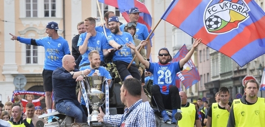Plzeňští fotbalisté si užili mistrovské oslavy jízdou v tanku centrem města.