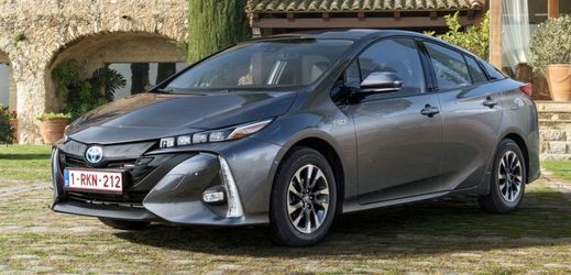 Toyota těží z velké nabídky hybridních pohonů v modelové řadě.