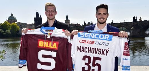Daniel Přibyl a Matěj Machovský (vpravo) jsou novými posilami hokejové Sparty.