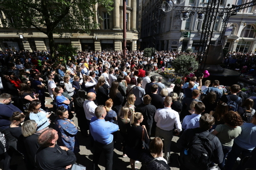 Lidé přišli uctít památku Manchesterského útoku.
