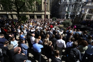 Lidé přišli uctít památku Manchesterského útoku.