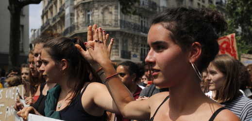 Francouzští studenti demonstrující v Paříži. 