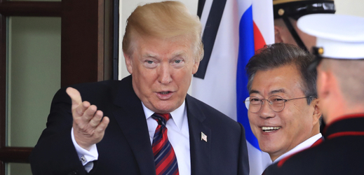 Donald Trump (vlevo) a Mun Če-In (vpravo). 