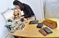 Jiyeon Limová vyrábějící peněženky, brašny a doplňky z hovězí kůže.