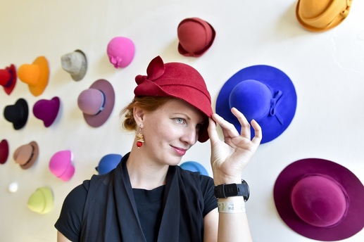 Kloboučnice Petra Kvarčáková s kolekcí klobouků značky La Modista.