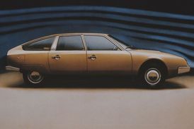 Citroën CX (1974), který už aerodynamické linie uctíval.