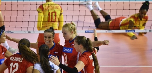 České volejbalistky se radují z vyhraného bodu proti Španělkám.