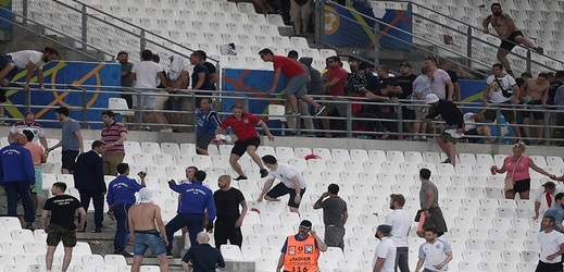 Angličtí chuligáni se hodlají na nadcházejícím fotbalovém šampionátu pomstít ruským fanouškům.
