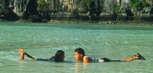 Na snímku herec Leonardo DiCaprio a herečka Virginie Ledoyenová ve filmu Pláž.