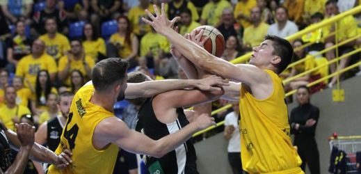 Basketbalisté Nymburka v zápase o prvenství v nejvyšší české soutěži. 
