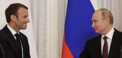 Francouzský prezident Emmanuel Macron (vlevo) a ruský prezident Vladimir Putin (vpravo).