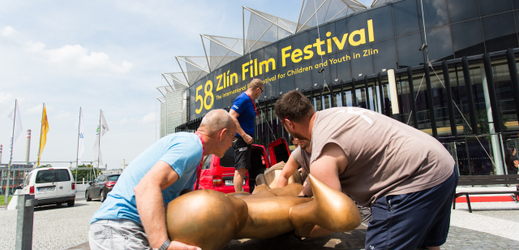 Před kongresovým centrem ve Zlíně stavěli 24. května sochu festivalového střevíčku, symbol zlínského filmového festivalu pro děti a mládež.