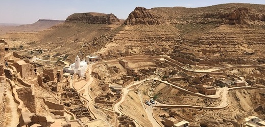 Berberské vesnice jsou postaveny na kamenných terasách ve vrstevnicích po vrcholy vápencových skal. 