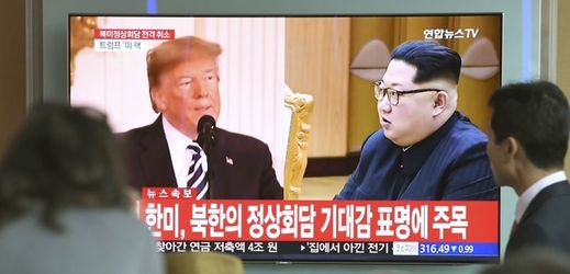 Korejská televize s Donaldem Trumpem (vlevo) a Kim Čong-unem.