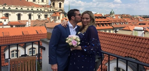 Budoucí rodiče Radek Štěpánek a Nicole Vaidišová se znovu vzali. Utajená svatba proběhla na radnici v pražských Stodůlkách.