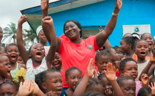 Alice Sumoová v obležení dětí v Libérii.