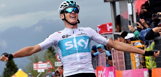 Froome se raduje z vítězství ve 14. etapě.