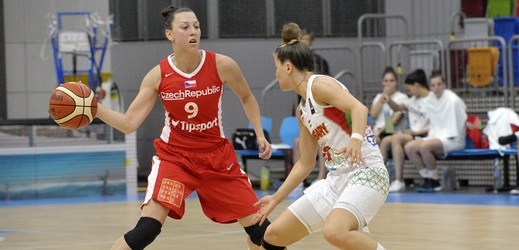 Lenka Bartáková (vlavo) v souboji s maďarskou hráčkou.