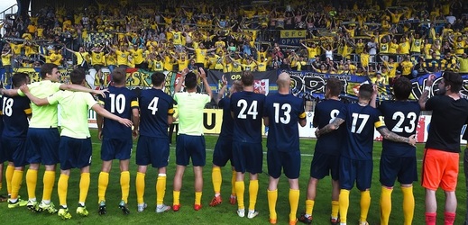 Hráči Opavy se radují společně s fanoušky. (ilustrativní foto)