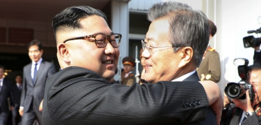 Vůdce KLDR (vlevo) se setkal s jihokorejským prezidentem.