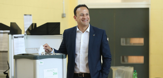 Irský premiér Leo Varadkar hlasuje v referendu.