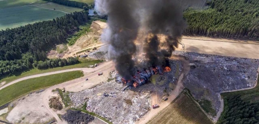 Požár skládky na Orlickoústecku likviduje třináct jednotek hasičů.