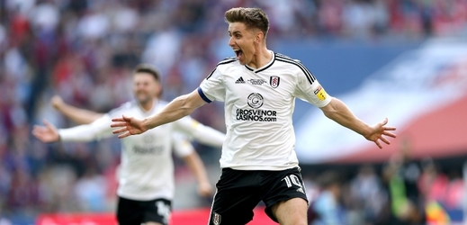 Hráči Fulhamu se radují z postupu do Premier League. 