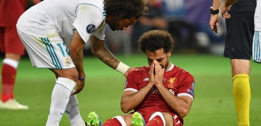 Smutný Mo Salah po srážce s Ramosem.