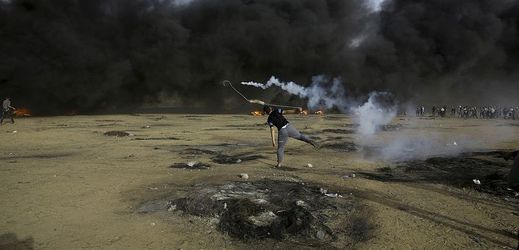 Na snímku z 25. května jsou protestující Palestinci v Pásmu Gazy.