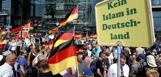 Ulice Berlína zaplavili příznivci i odpůrci opoziční strany AfD.