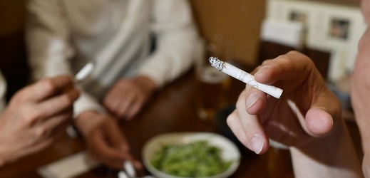 V průzkumu odpovídalo 1080 lidí, většina z nich souhlasí se zákazem kouření v restauracích.
