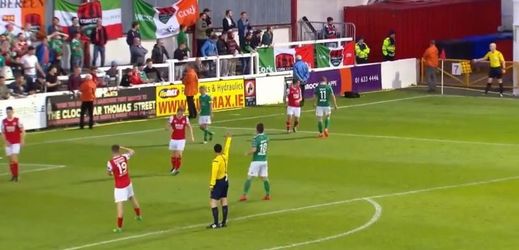 Záložník irského Corku vstřelil gól z vlastního pokutového území.