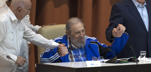 Fidel Castro (uprostřed), Raúl Castro (vpravo) a José Ramón Machado Ventura (vlevo).