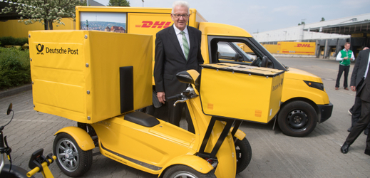 Ministerský předseda německé spolkové země Bádensko-Württembersko Winfried Kretschmann s elektromobily StreetScooter. 