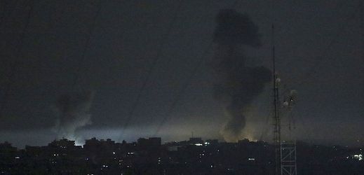Izraelská armáda v noci útočila na vojenské cíle v pásmu Gazy.