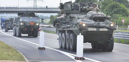 První vozy amerického vojenského konvoje, který míří přes Česko na cvičení Saber Strike 2018 v Pobaltí.