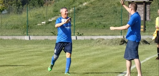 Jednasedmdesátiletý fotbalista Bogdan Glabicki dokázal vstřelit branku, kterou pomohl k vysoké výhře svého týmu.