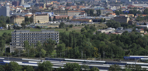 Pohled z mrakodrapu AZ Tower v Brně na plánované místo přesunu hlavního vlakového nádraží. Vzadu uprostřed autobusové nádraží Zvonařka.