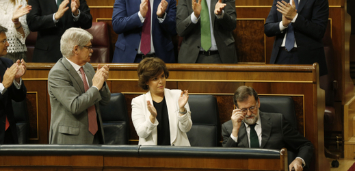 Rajoy přiznal porážku, rozloučil se s úřadem španělského premiéra.