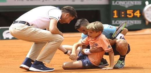 Damir Džumhur se při utkání třetího kola French Open nechtěně srazil s mladým podavačem míčků.