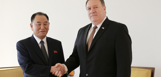 Ministr zahraničí Mike Pompeo s Kim Jong-čcholem (vlevo).
