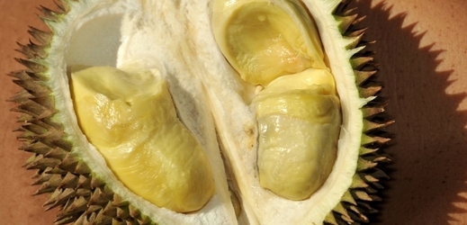Durian, který je známý svým ostrým, nepříjemným pachem, pochází z jihovýchodní Asie.