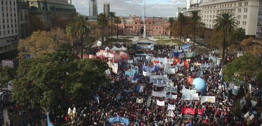 Tisíce Argentinců demonstrovaly proti ekonomické politice vlády.